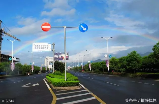 服務員把拾荒老人請進店避雨,老闆娘大聲呵斥,老闆出來連忙下跪