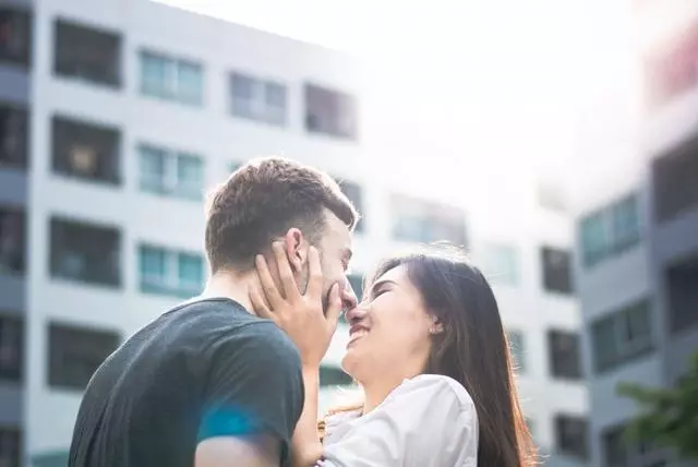 相親女卸妝後判若兩人,豪華大餐後男子逃單:誰叫你先不誠實