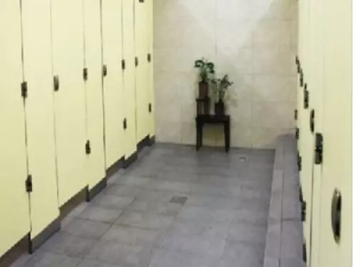 公共廁所的門「為什麼都要留空隙」,原來另有實用功用!