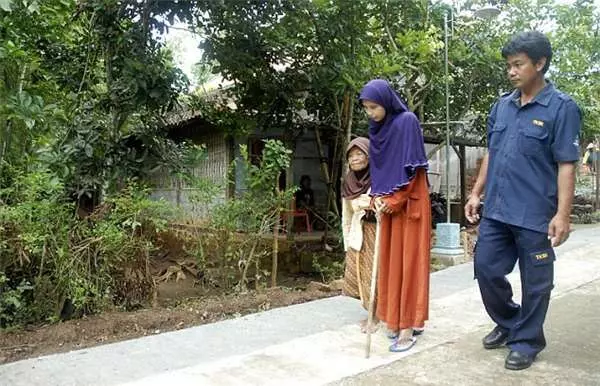 35歲婦女染上可怕怪病,10年來身體硬梆梆無法彎腰,成了當地聞名的「殭屍女」!