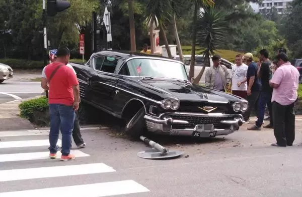 經典古董車雲頂半山失控！網民：修理費好貴啊！