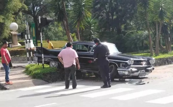 經典古董車雲頂半山失控！網民：修理費好貴啊！
