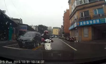 開車行經路口左轉遇到三寶!違規逆向女騎士怒嗆『啊不會從旁邊過呀!』