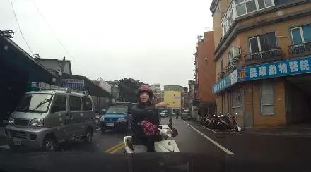 開車行經路口左轉遇到三寶!違規逆向女騎士怒嗆『啊不會從旁邊過呀!』