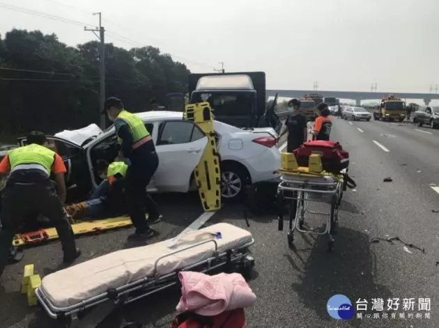 影/國道連環車禍 護理師吃完喜宴返家補慶生遇死劫