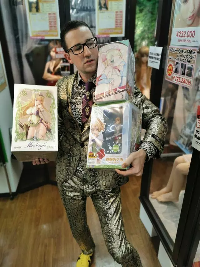 瑞士宅男失業一年後找到新工作,新辦公室被他弄成宅男的理想鄉