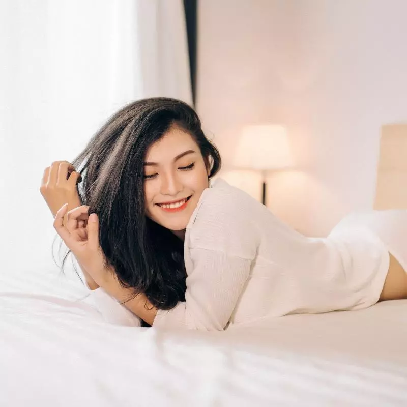越南茶店老闆娘穿超美迎客 顧客都搶著喝她泡的茶