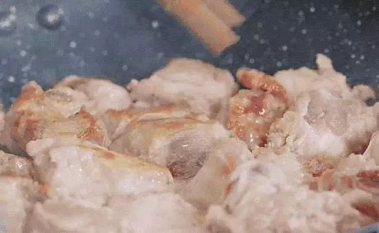 糖醋排骨的新做法,只需加一樣調料,味道翻倍好吃,兒子說有創意