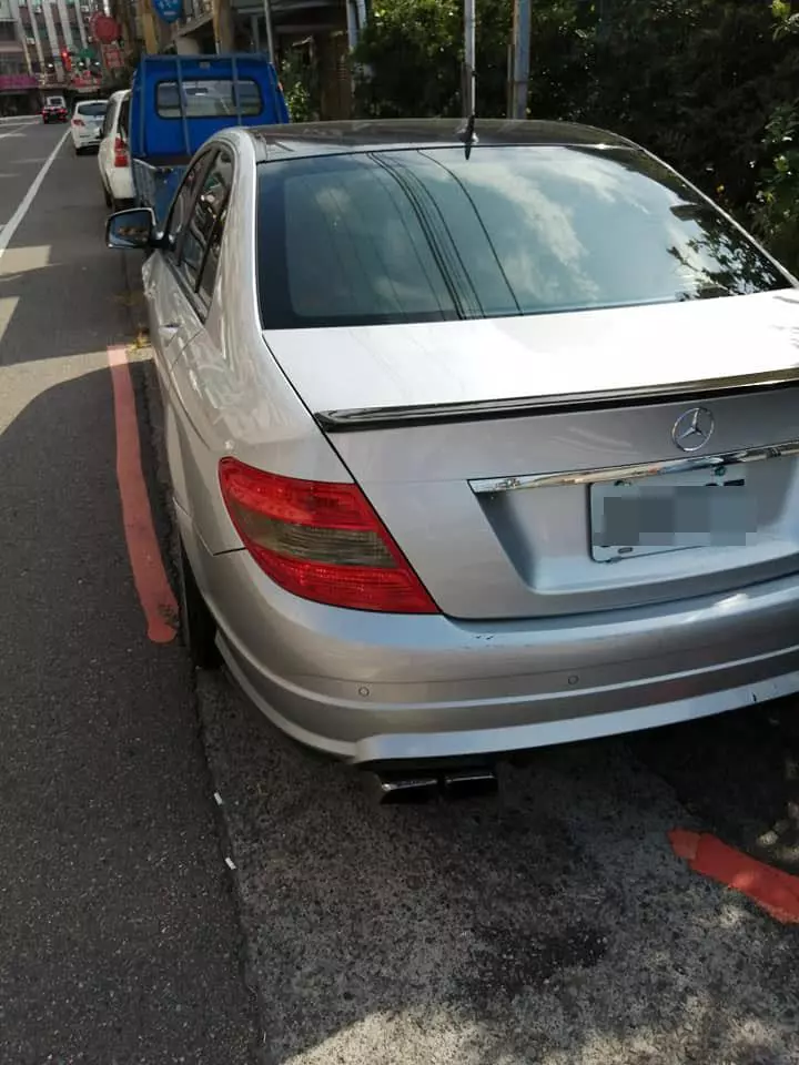 紅線內停車行不行?警方表示根據規定紅線內外停車就是開罰「別跟你的荷包過不去!」