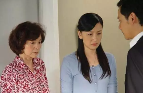 我生病住院,兒媳盡心伺候,病友指著她的耳朵,我懊悔不已