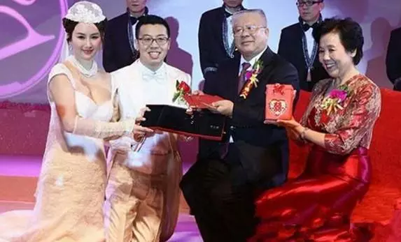 不要彩禮和婚禮是我自願的,可是,當年我不懂事,你就該裝傻嗎?