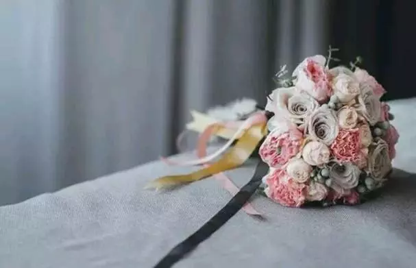 不要彩禮和婚禮是我自願的,可是,當年我不懂事,你就該裝傻嗎?
