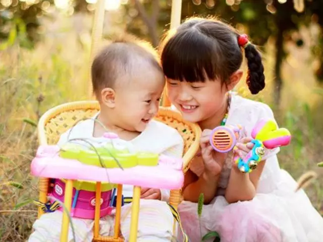 妹妹離婚後帶回十萬,突然我手機一震,我讓妹妹趕緊把錢退回去