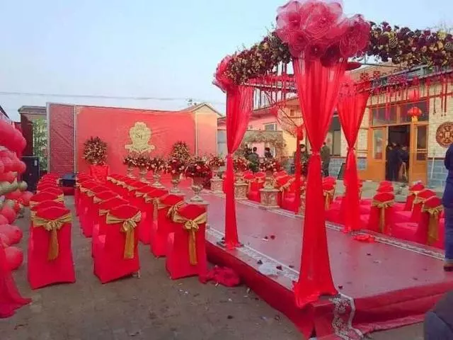 小姑子結婚隨禮一萬,回門時給我們一個禮包,打開之後我大喊老公