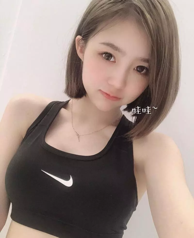 超優顏值短發正妹擁有甜美外表之外,卻擁有讓人讚嘆的性感身材!