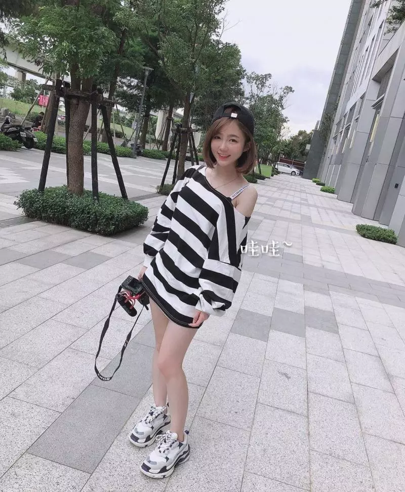 超優顏值短發正妹擁有甜美外表之外,卻擁有讓人讚嘆的性感身材!