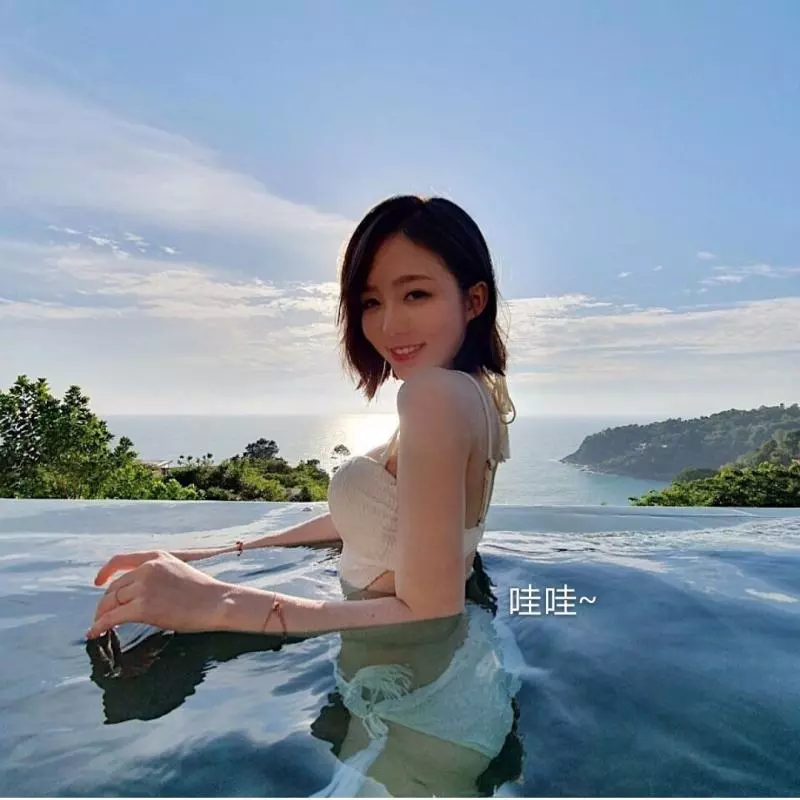 超優顏值短發正妹擁有甜美外表之外,卻擁有讓人讚嘆的性感身材!