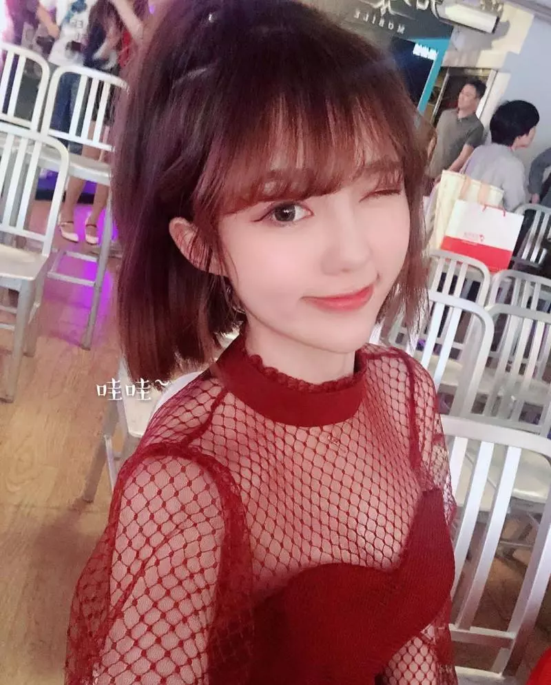 超優顏值短發正妹擁有甜美外表之外,卻擁有讓人讚嘆的性感身材!