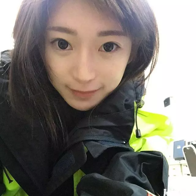 出沒在桃園!大眼正妹警察「Angel Lin」,制服底下竟有嫩白酥胸+極細蠻腰:拜託逮捕我!