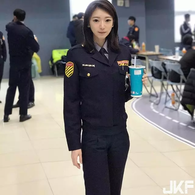 出沒在桃園!大眼正妹警察「Angel Lin」,制服底下竟有嫩白酥胸+極細蠻腰:拜託逮捕我!