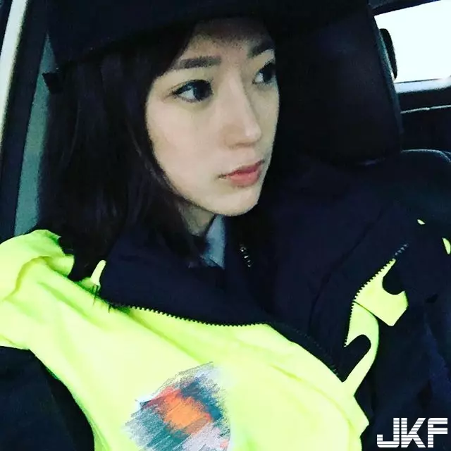 出沒在桃園!大眼正妹警察「Angel Lin」,制服底下竟有嫩白酥胸+極細蠻腰:拜託逮捕我!