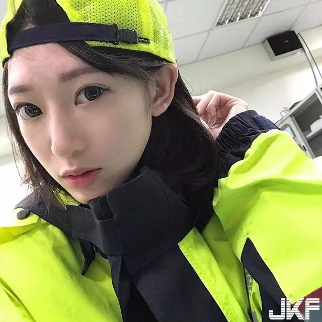 出沒在桃園!大眼正妹警察「Angel Lin」,制服底下竟有嫩白酥胸+極細蠻腰:拜託逮捕我!