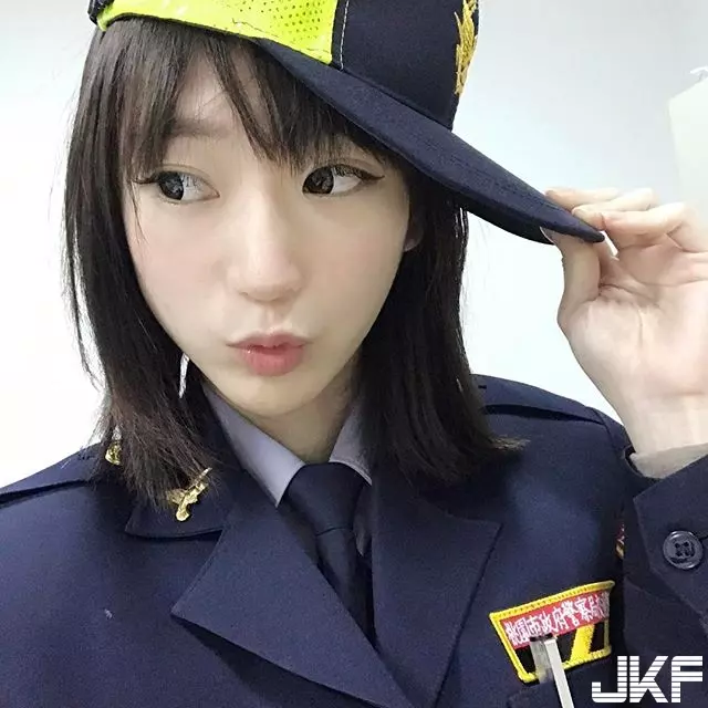 出沒在桃園!大眼正妹警察「Angel Lin」,制服底下竟有嫩白酥胸+極細蠻腰:拜託逮捕我!