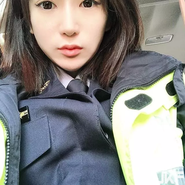 出沒在桃園!大眼正妹警察「Angel Lin」,制服底下竟有嫩白酥胸+極細蠻腰:拜託逮捕我!