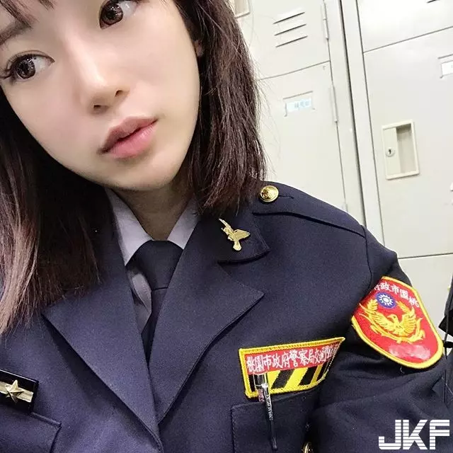 出沒在桃園!大眼正妹警察「Angel Lin」,制服底下竟有嫩白酥胸+極細蠻腰:拜託逮捕我!