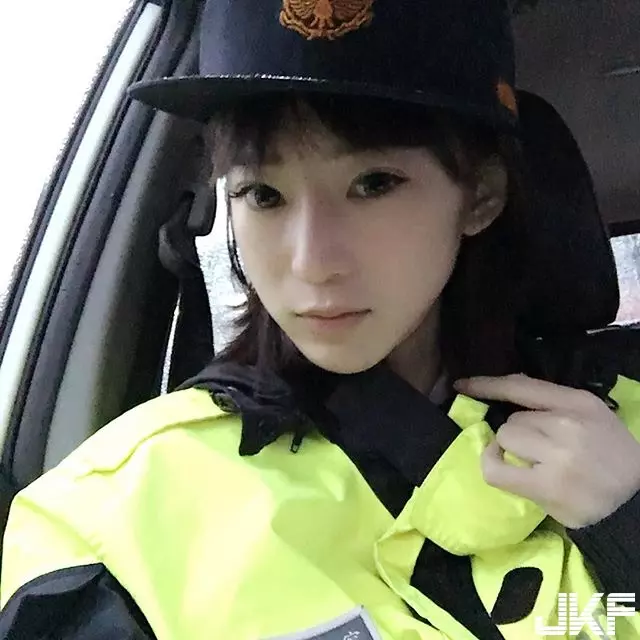 出沒在桃園!大眼正妹警察「Angel Lin」,制服底下竟有嫩白酥胸+極細蠻腰:拜託逮捕我!