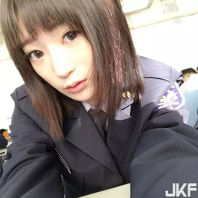 出沒在桃園!大眼正妹警察「Angel Lin」,制服底下竟有嫩白酥胸+極細蠻腰:拜託逮捕我!