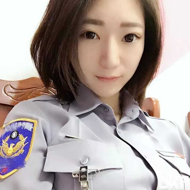 出沒在桃園!大眼正妹警察「Angel Lin」,制服底下竟有嫩白酥胸+極細蠻腰:拜託逮捕我!