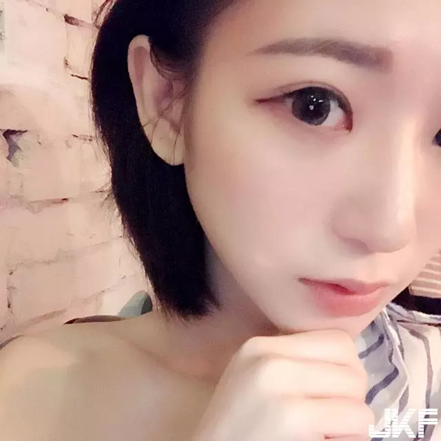 出沒在桃園!大眼正妹警察「Angel Lin」,制服底下竟有嫩白酥胸+極細蠻腰:拜託逮捕我!