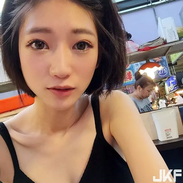 出沒在桃園!大眼正妹警察「Angel Lin」,制服底下竟有嫩白酥胸+極細蠻腰:拜託逮捕我!