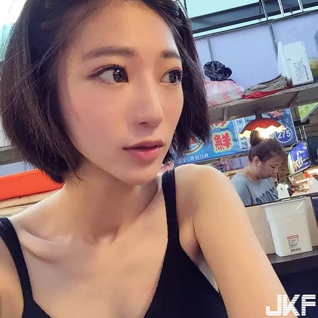 出沒在桃園!大眼正妹警察「Angel Lin」,制服底下竟有嫩白酥胸+極細蠻腰:拜託逮捕我!