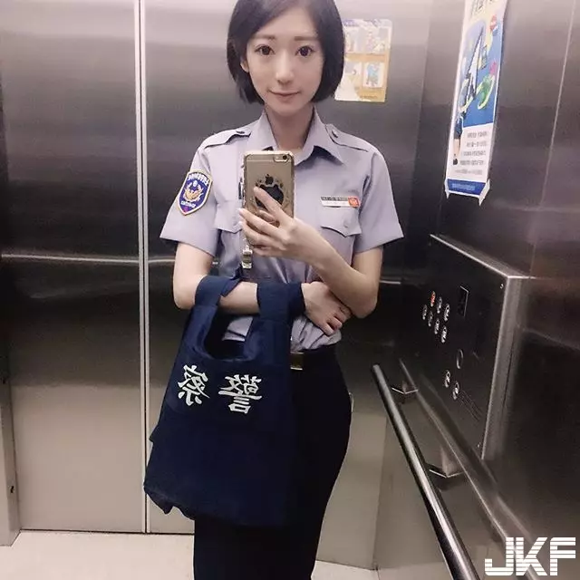 出沒在桃園!大眼正妹警察「Angel Lin」,制服底下竟有嫩白酥胸+極細蠻腰:拜託逮捕我!
