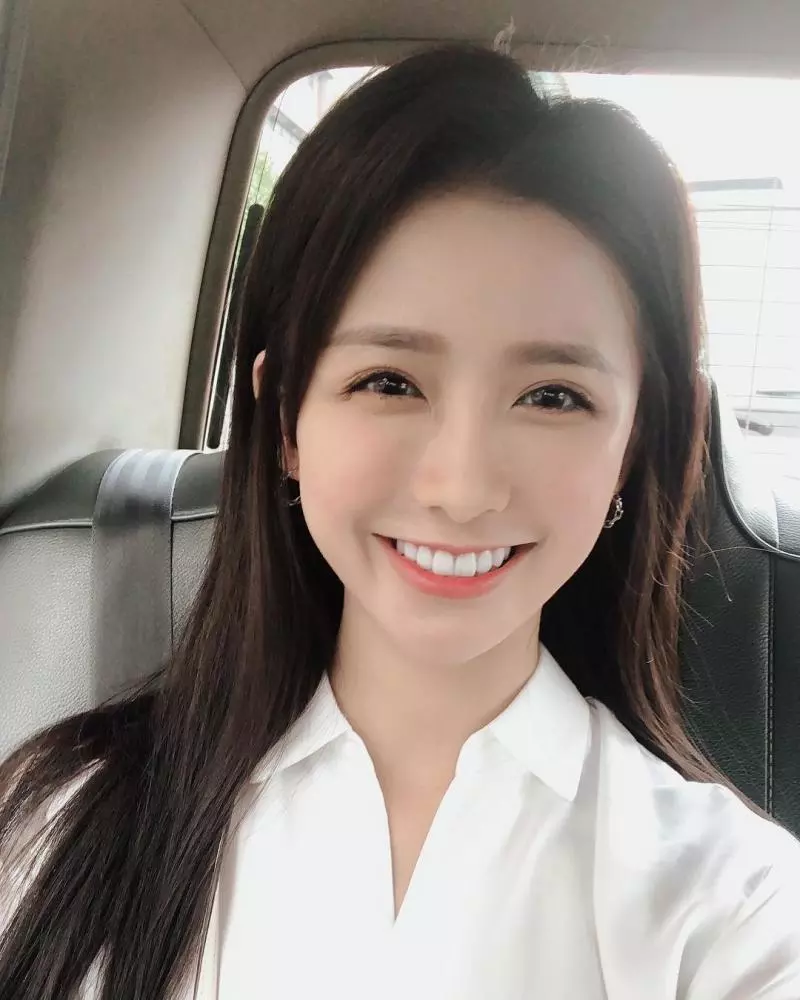 就算包緊緊也很性感!甜美正妹「Joey 蔡卓宜」貼身上衣展現完美身材!