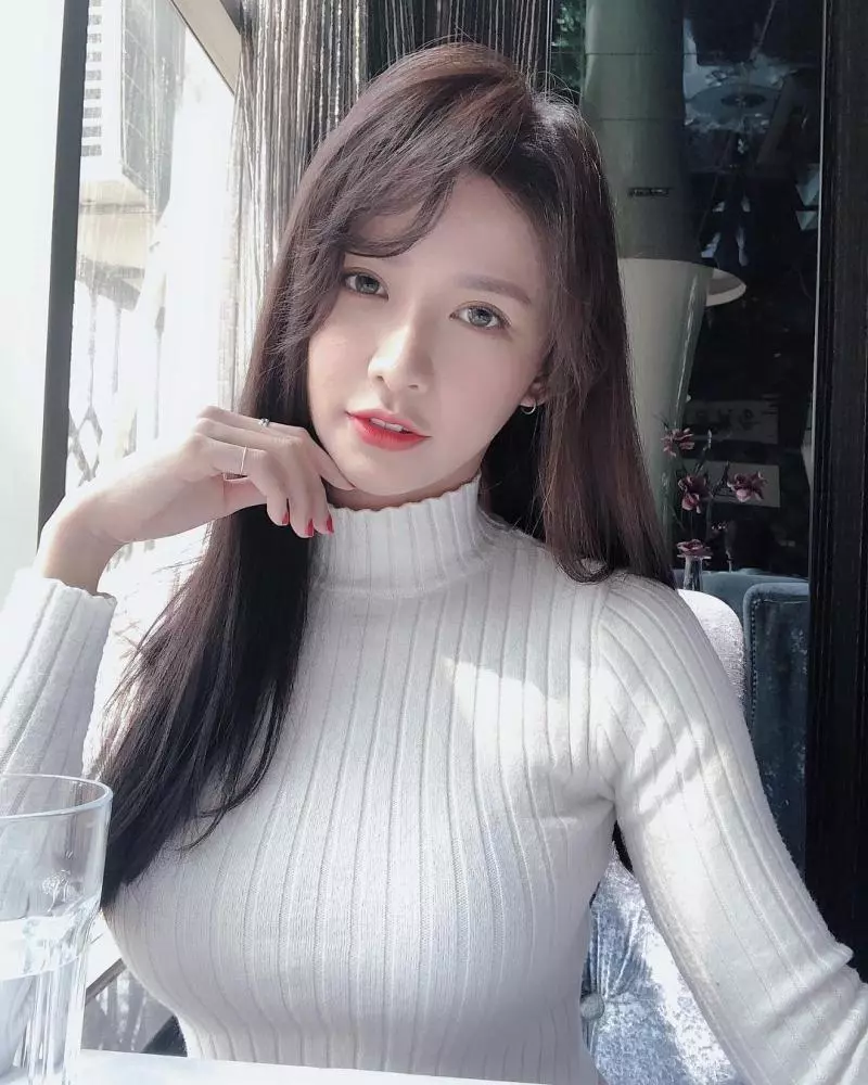就算包緊緊也很性感!甜美正妹「Joey 蔡卓宜」貼身上衣展現完美身材!