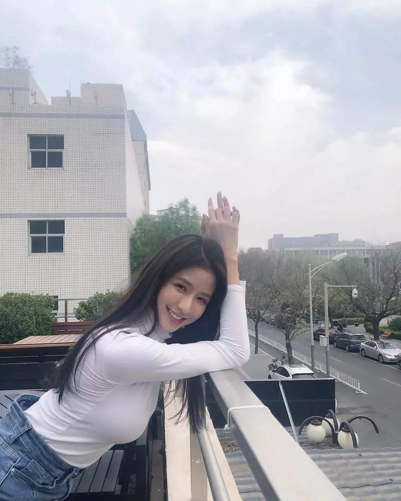 就算包緊緊也很性感!甜美正妹「Joey 蔡卓宜」貼身上衣展現完美身材!