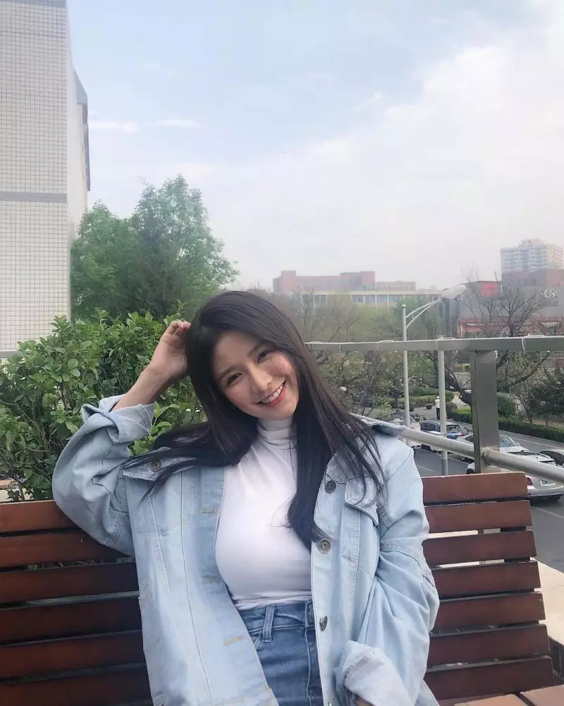 就算包緊緊也很性感!甜美正妹「Joey 蔡卓宜」貼身上衣展現完美身材!