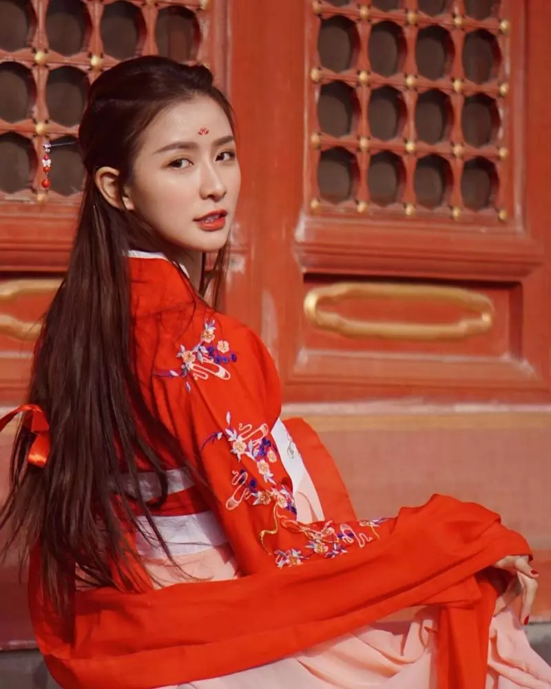 就算包緊緊也很性感!甜美正妹「Joey 蔡卓宜」貼身上衣展現完美身材!