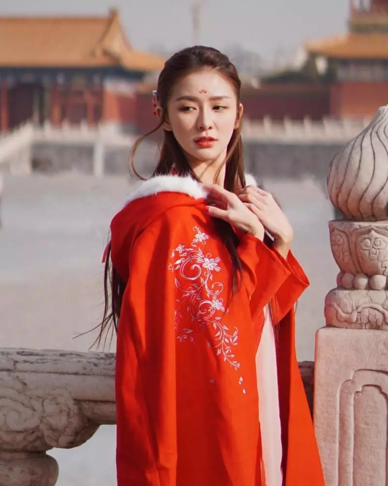 就算包緊緊也很性感!甜美正妹「Joey 蔡卓宜」貼身上衣展現完美身材!