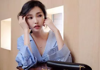 周潤發認她做乾女兒,王晶瘋狂捧紅她,20幾歲就已經這麼猛!!