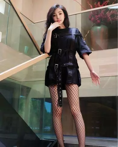 周潤發認她做乾女兒,王晶瘋狂捧紅她,20幾歲就已經這麼猛!!