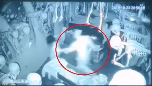 鬼屋拉錯人!她牽鬼衝出口…回頭傻了。鬼」莫名奇妙被拉著跑到出口