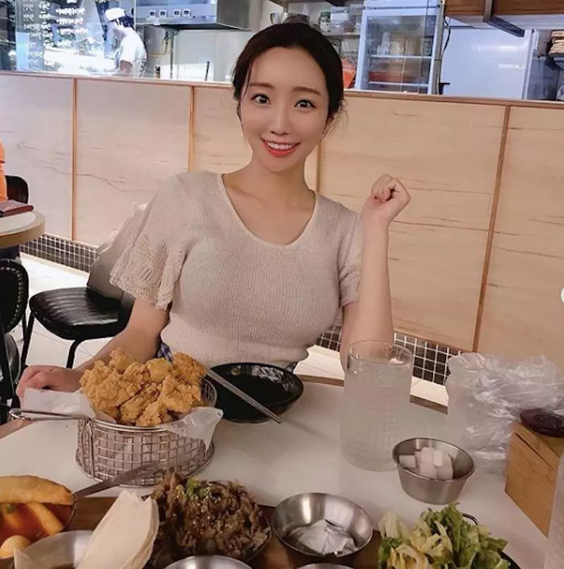 韓國吃貨部落客「박유진」 緊身上衣大啖美食,讓人食指大動!