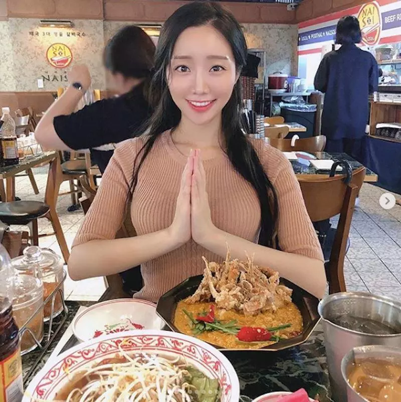 韓國吃貨部落客「박유진」 緊身上衣大啖美食,讓人食指大動!