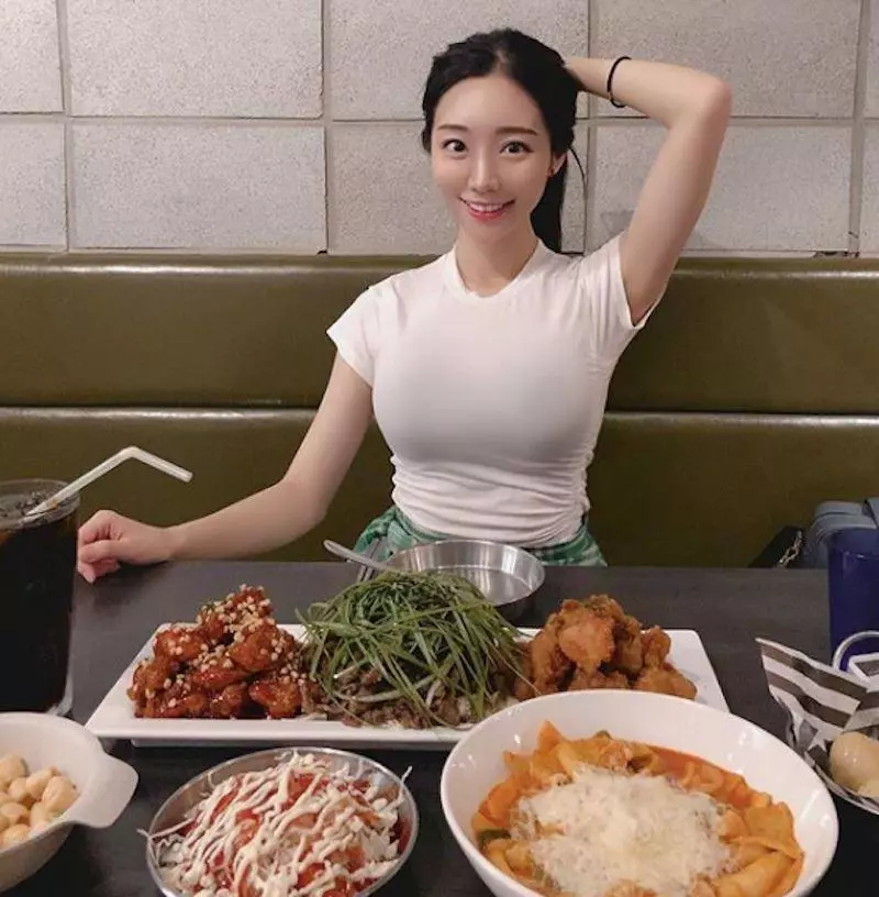 韓國吃貨部落客「박유진」 緊身上衣大啖美食,讓人食指大動!
