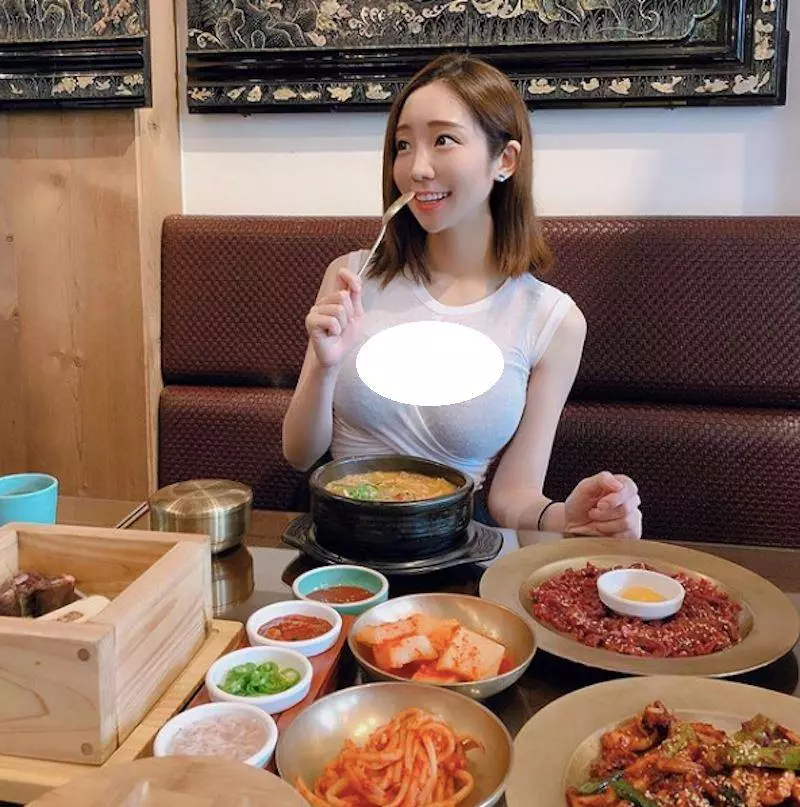 韓國吃貨部落客「박유진」 緊身上衣大啖美食,讓人食指大動!
