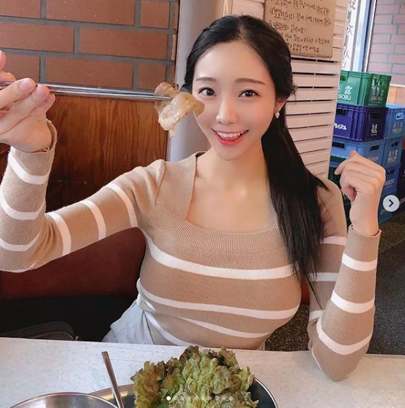韓國吃貨部落客「박유진」 緊身上衣大啖美食,讓人食指大動!